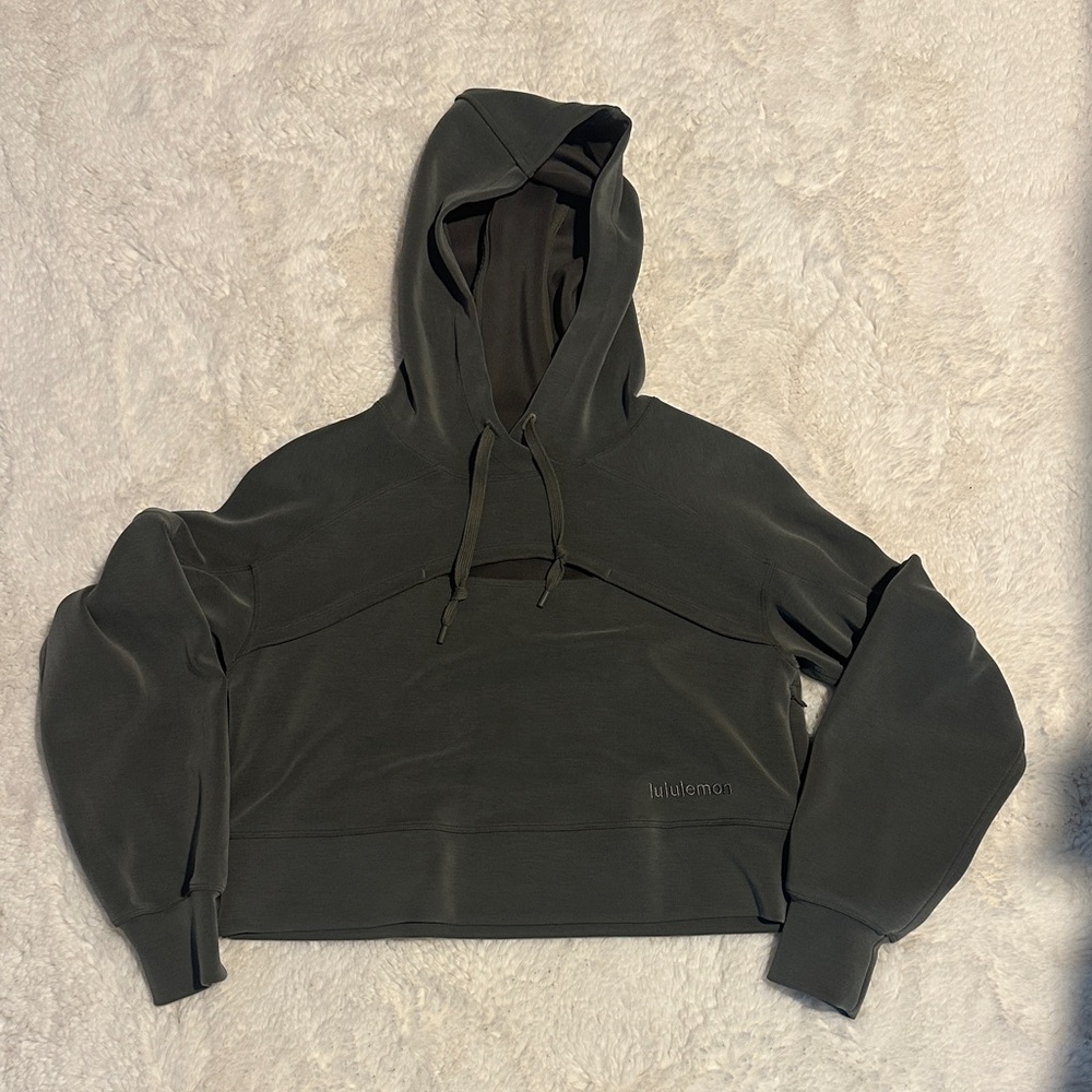 Get centered crop hoodie